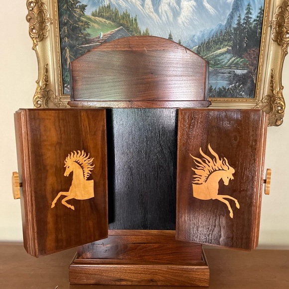 🐎Rare Vintage Large Solid Oak
Hand Carved Horse Lovers
Dream Jewlery Armoire - Picture 11 of 11